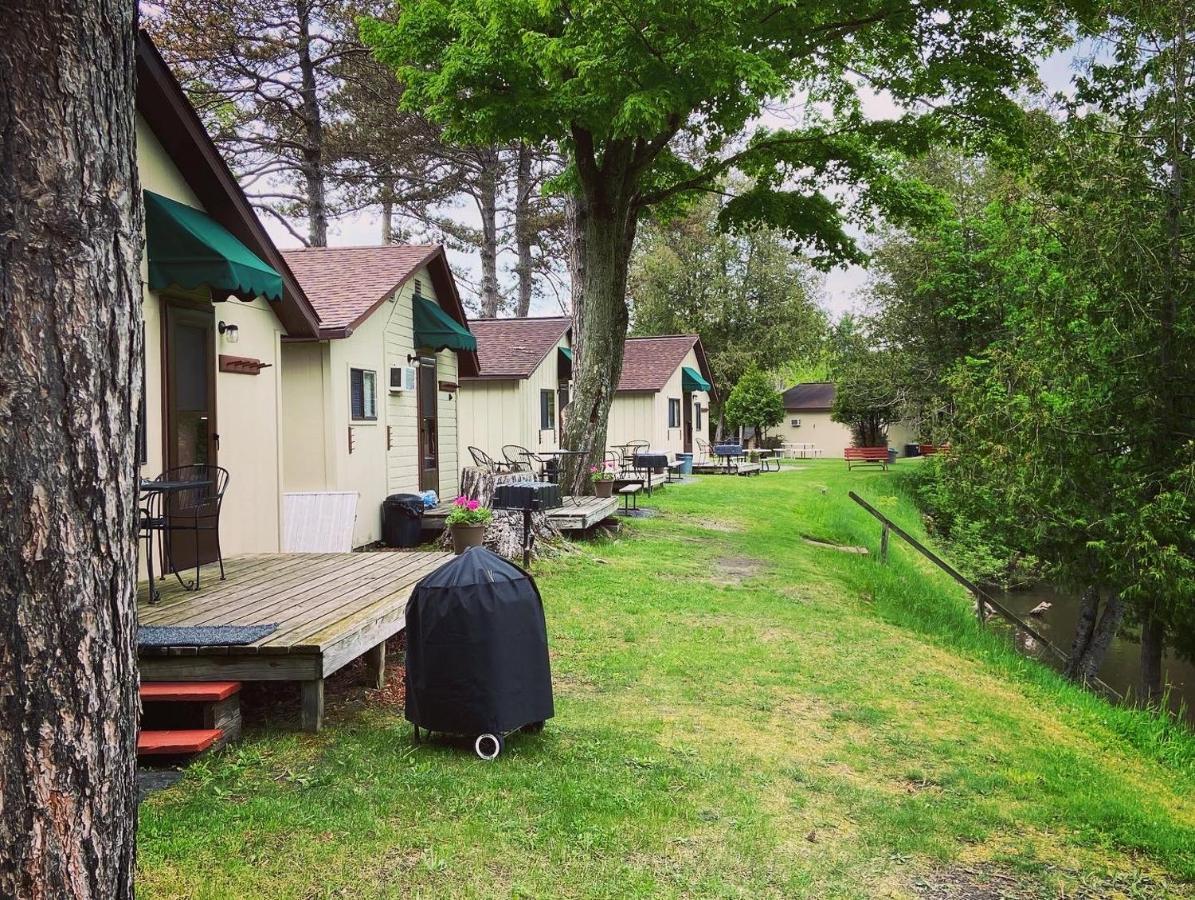 Betsie Riverside Resort Benzonia Kültér fotó