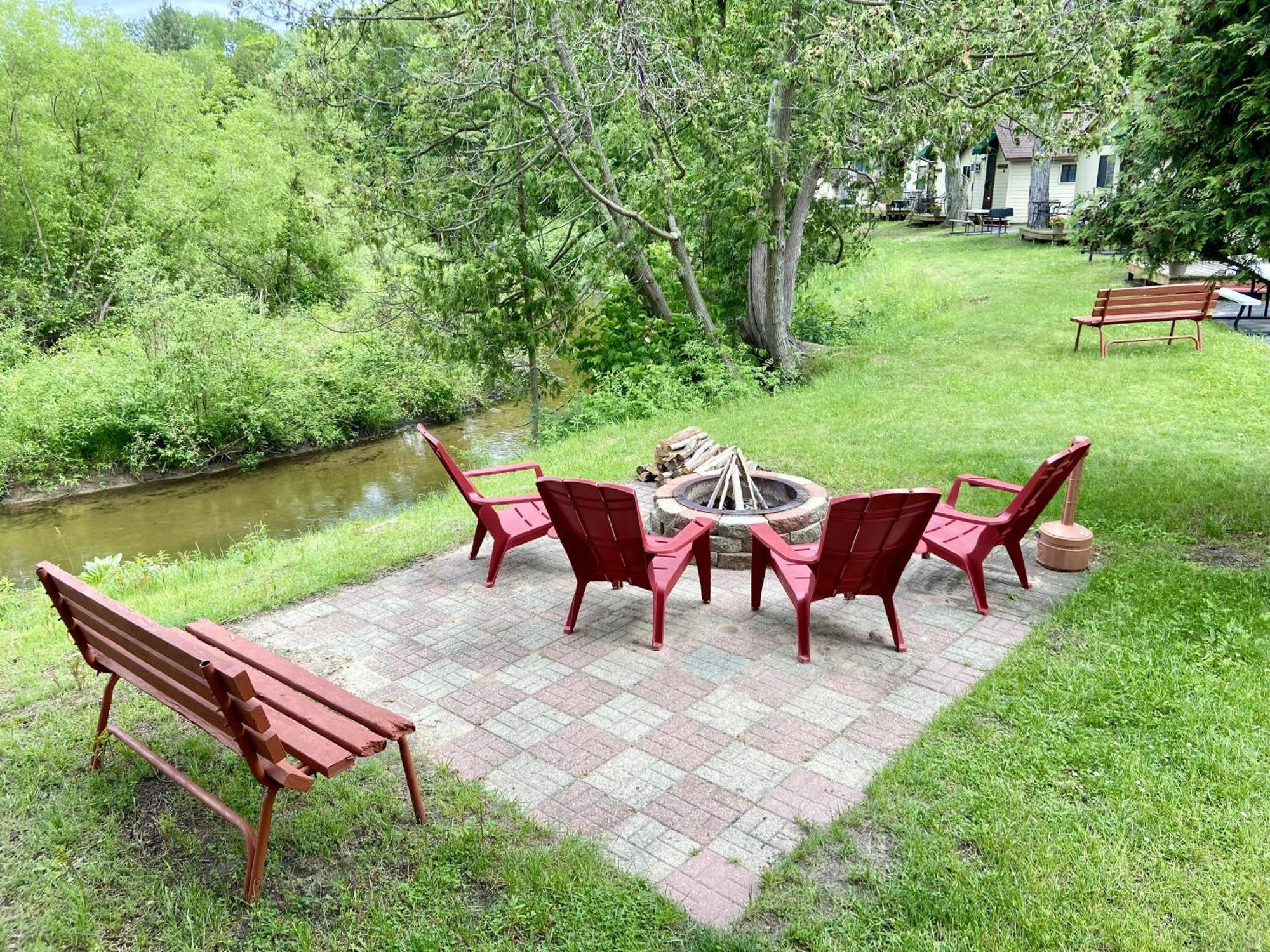Betsie Riverside Resort Benzonia Kültér fotó