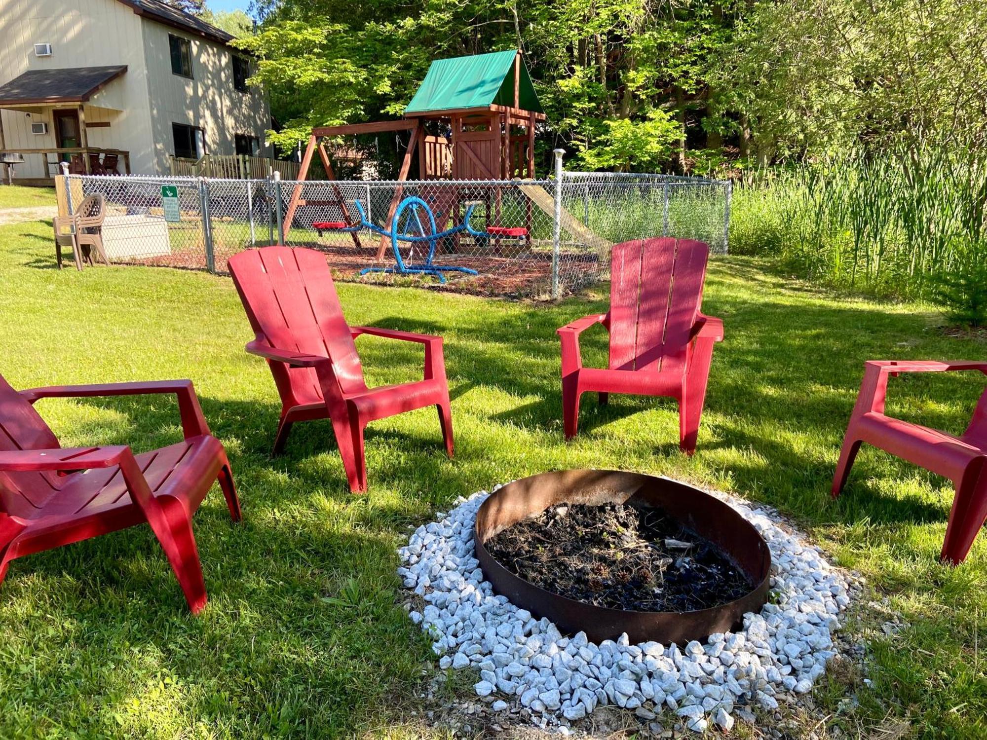 Betsie Riverside Resort Benzonia Kültér fotó